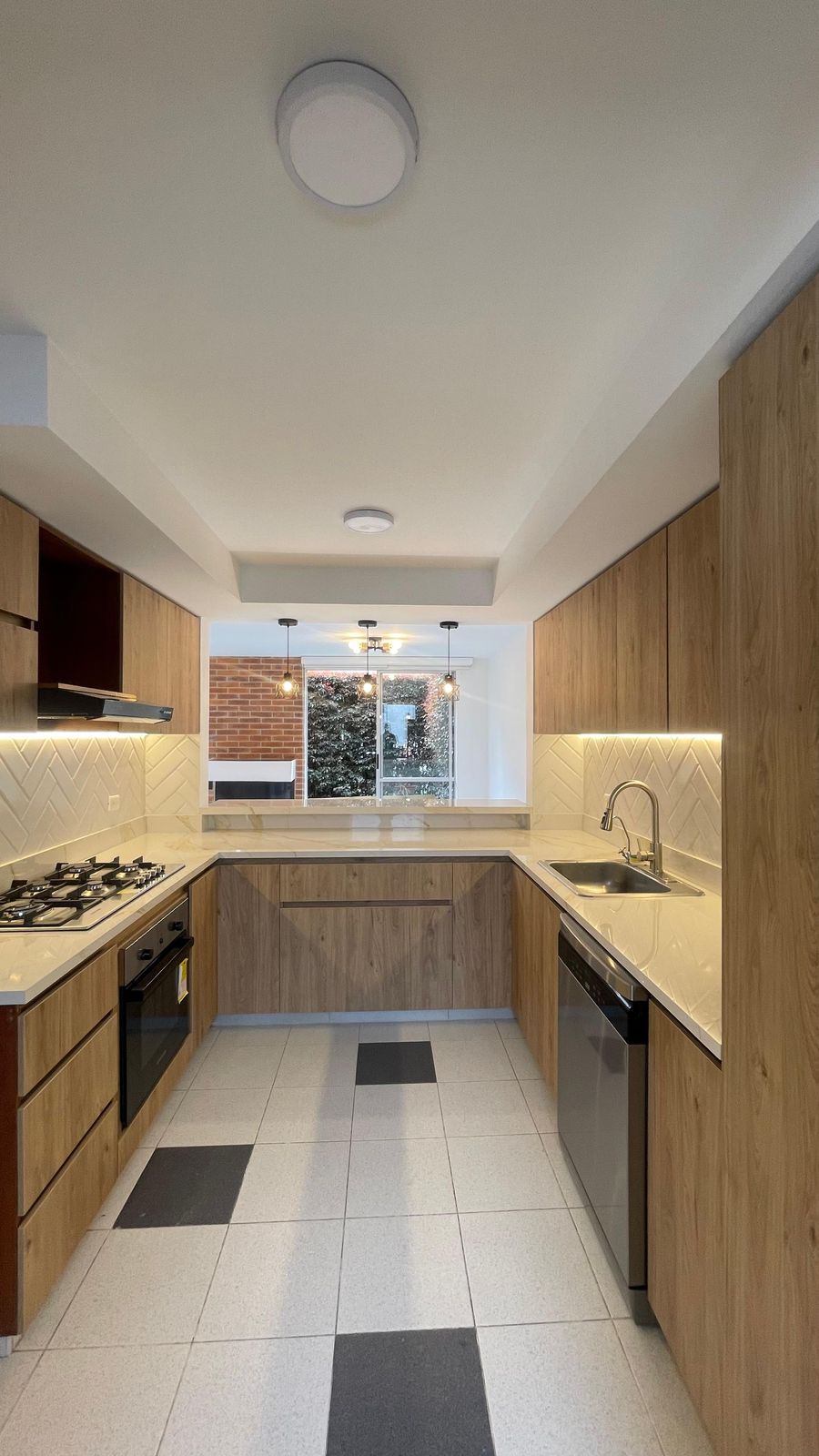 Cocina de la Casa Huertas de Cajicá después de la remodelación, otra perspectiva